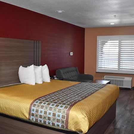 Baymont By Wyndham Manteca Hotel Exterior photo