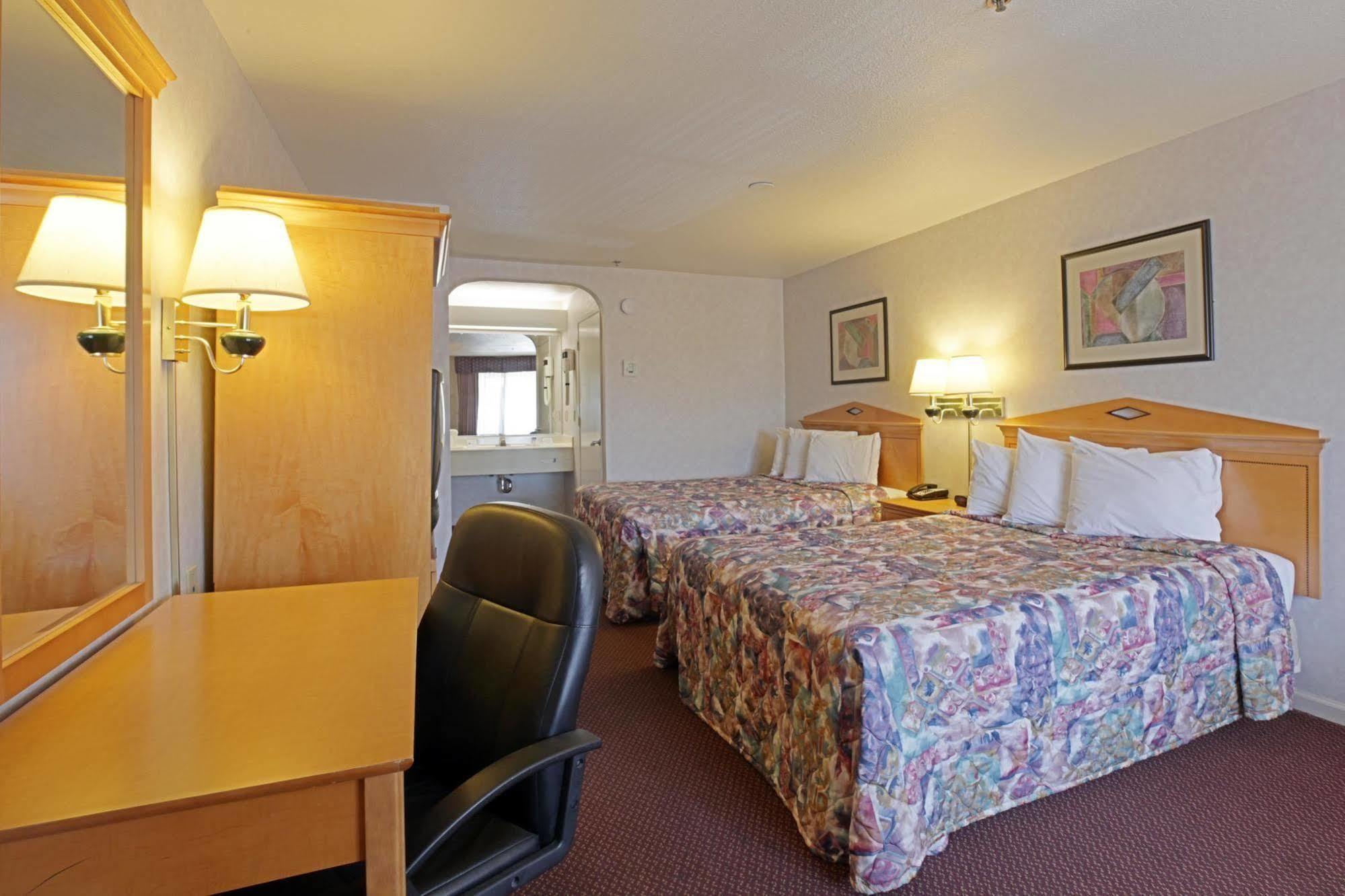 Baymont By Wyndham Manteca Hotel Room photo